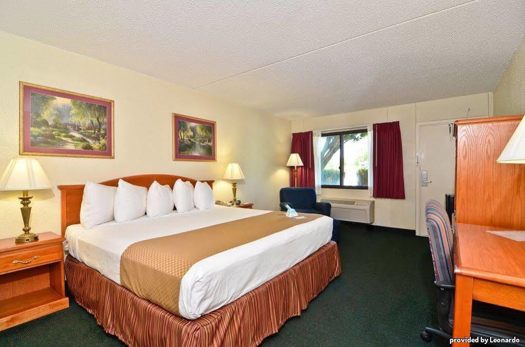דהפוניאק ספרינגס Best Western Crossroads Inn חדר תמונה